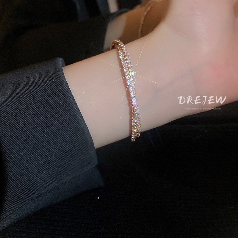 DREJEW สร้อยข้อมือ เพทาย สองชั้น เปิดไขว้ เบา หรูหรา เฉพาะตัว สร้อยข้อมือระดับไฮเอนด์ บุคลิกที่เรียบง่าย สร้อยข้อมืออเนกประสงค์ แพ้ง่าย