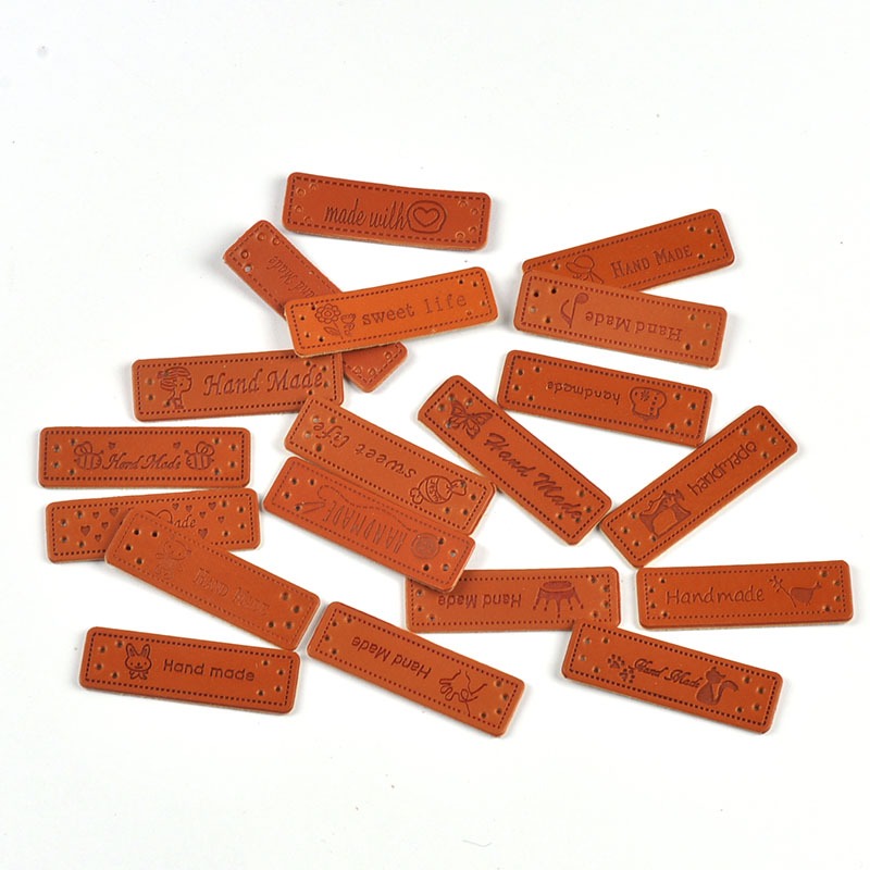 20pcs 50×15 มม.Mult-type หนังนูนป้ายสีน้ําตาลอุปกรณ์เย็บผ้า DIY กระเป๋าเสื้อผ้าล้างทําความสะอาดได้ Care แท็กทําด้วยมือเสื้อผ้า Craft CP3628