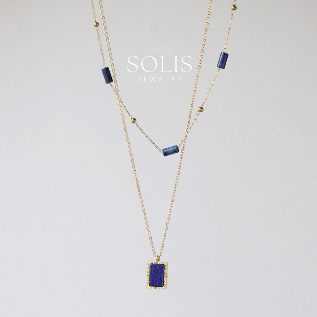 SOLIS หินลาพิสลาซูลีธรรมชาติสีฟ้าชุดสร้อยคอจี้โซ่ • กันน้ำไม่ทำให้เสื่อมเสียเครื่องประดับ • ชุบทอง 18K 316L สแตนเลสไทเทเนียมเหล็กสร้อยคอสำหรับผู้หญิงผู้ชาย NL210 NL211