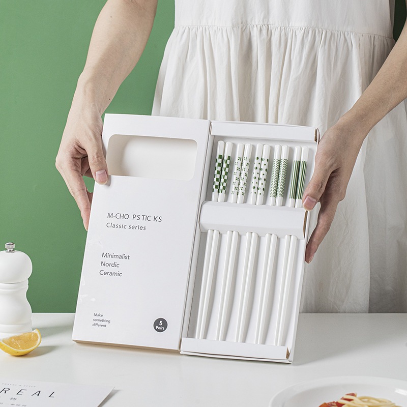 [ขายดี] ตะเกียบเซรามิคนอร์ดิก ลวดลายเรขาคณิตสีเขียวและสีขาวเรียบง่าย ตะเกียบสำหรับใช้ในครัวเรือน ชุดกล่องของขวัญ5คู่