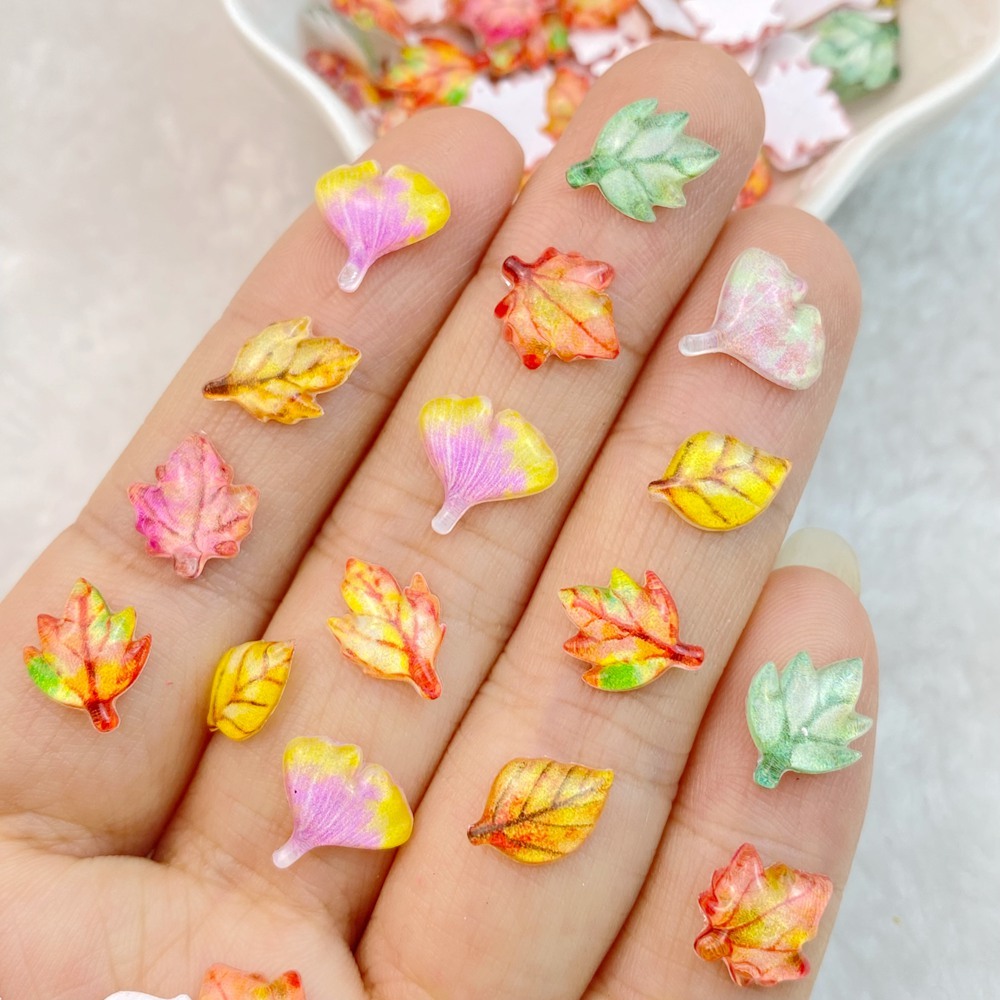 เครื่องประดับเรซิ่น รูปใบเมเปิ้ล ขนาดเล็ก สีสันสดใส สําหรับตกแต่งเล็บ DIY จํานวน 50 ชิ้น