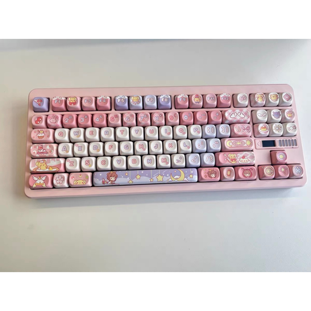 142 คีย์ Cardcaptor Sakura Keycaps MOA/Cherry ความสูง PBT วัสดุ ระเหิดความร้อนห้าด้าน Keycap แป้นพิมพ์เครื่องกล น่ารัก สีชมพู keycap พอดีกับ 61/68/75/84/87/96/98/104/108