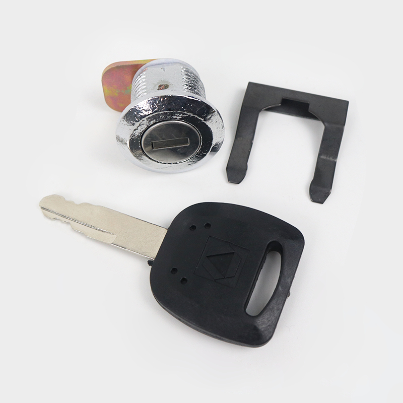 XCMG ชิ้นส่วนรถขุด XE135 XE55 ประตูล็อคด้านข้างกระบอก assy XE65 XE150 กุญแจล็อคประตู XE215DA ล็อคประ