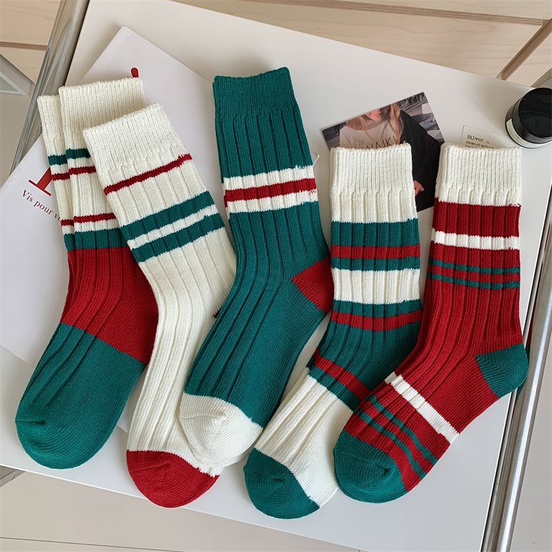 ถุงเท้าสเก็ตบอร์ด ผ้าฝ้าย ลายทาง สีแดง และสีเขียว แฟชั่นสําหรับสตรี