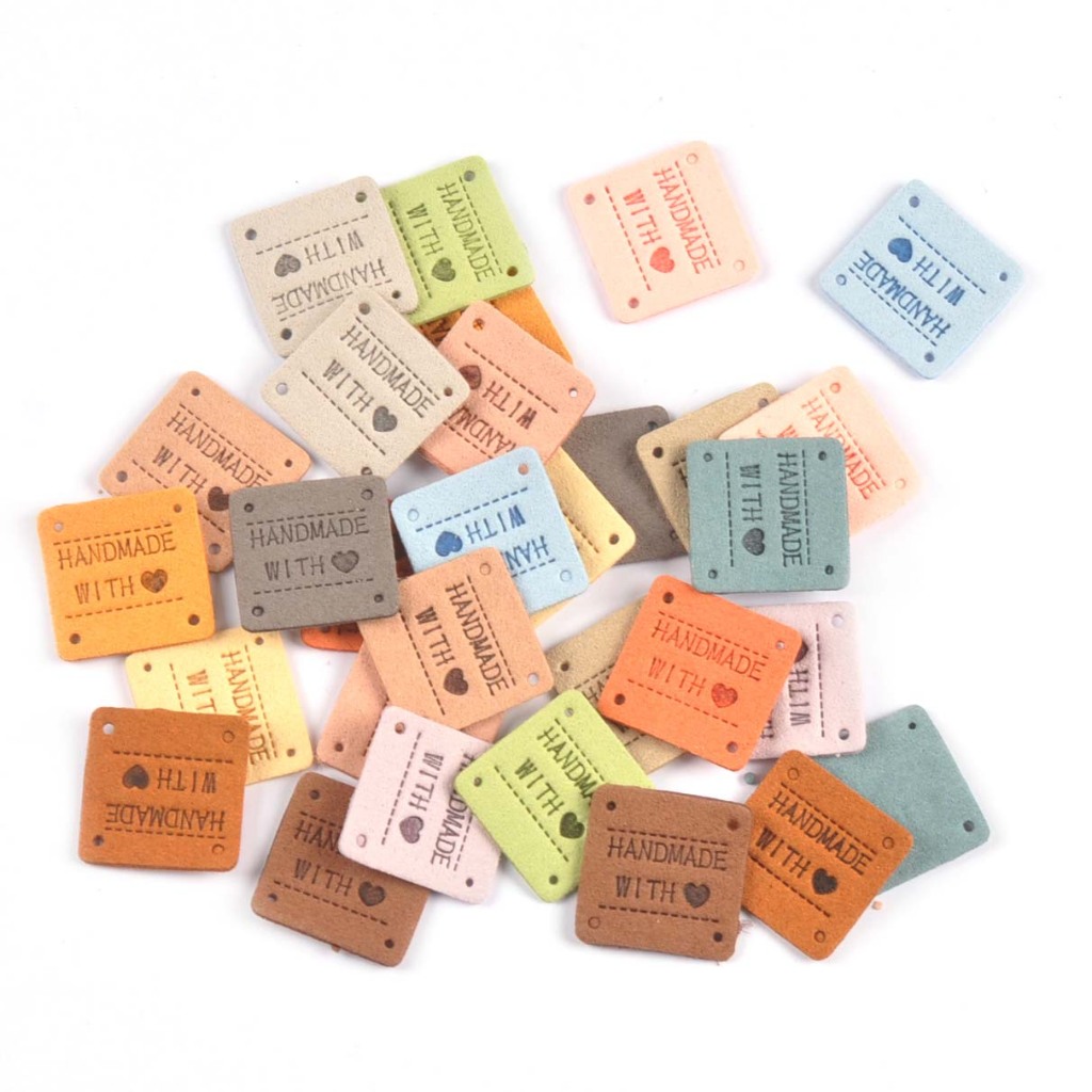 20 ชิ้น/ล็อต 2.5 ซม.Mini สีสันสแควร์ "Handmade Love "นูนป้ายสําหรับเย็บเสื้อผ้าอุปกรณ์เสริม DIY แท็กงานฝีมือ CP3437
