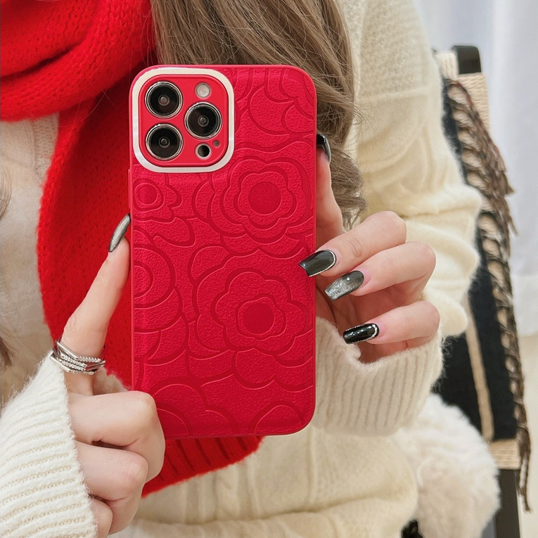 หรูหราชุบเลนส์โลหะหนัง Camellia ดอกไม้เคสโทรศัพท์สําหรับ iPhone 15 pro max Plus 11 12 13 pro max 14promax ซิลิโคนอ่อนนุ่มกันกระแทกป้องกันลายนิ้วมือผู้หญิง Girly ปลอก
