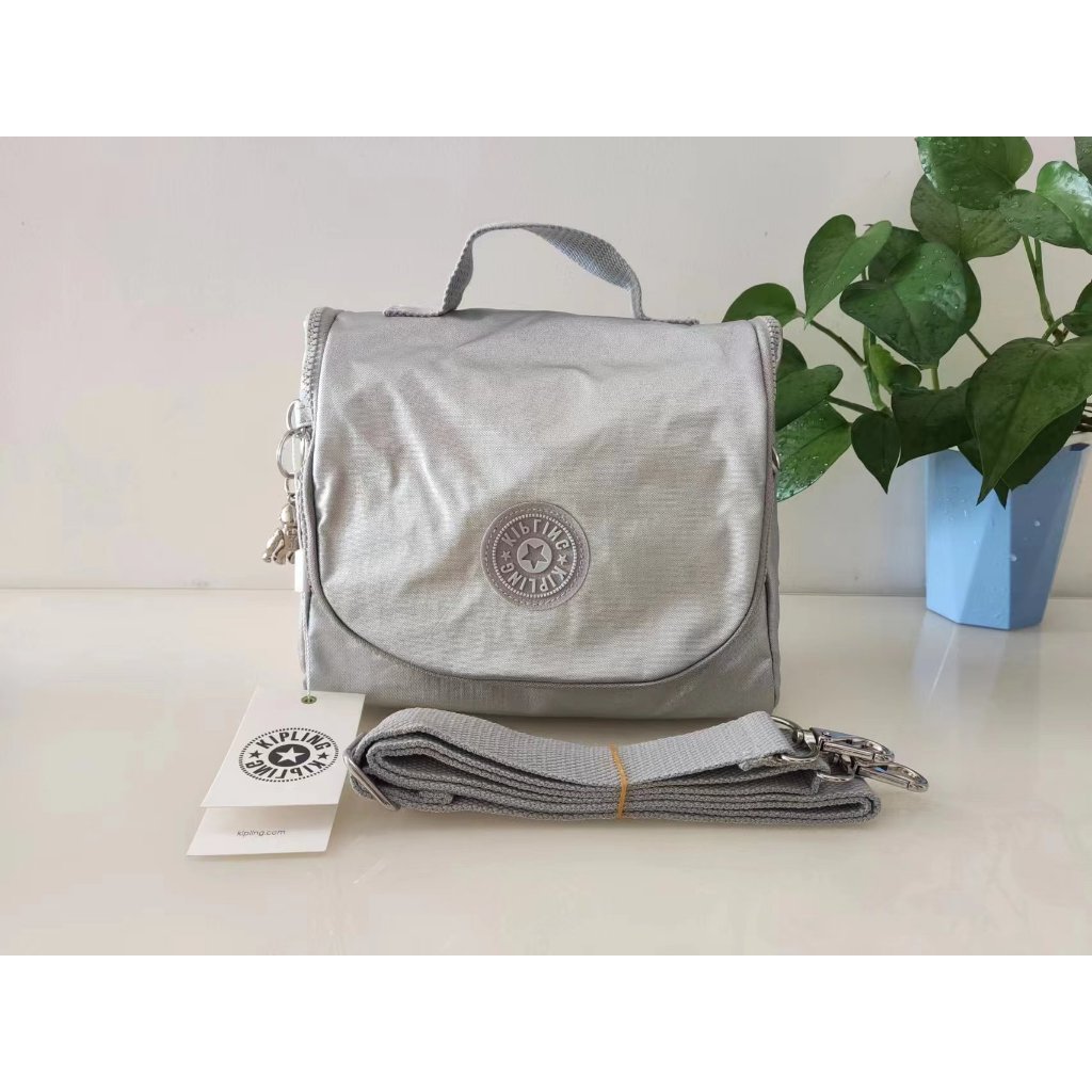 Kipling Insulated Lunch Bag Medium Lunch Bag Shoulder Messenger Lunch Bag ผ้าหนาเมทัลลิกเงิน