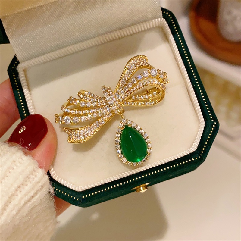 เข็มกลัดโบว์ ฝังเพทายระดับไฮเอนด์ Chrysoprase Pendant เข็มกลัดผู้หญิงสไตล์ที่สง่างาม เครื่องประดับแฟชั่นหรูหรา เข็มกลัดสวยๆ