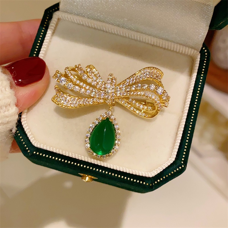 เข็มกลัดโบว์ ฝังเพทายระดับไฮเอนด์ Chrysoprase Pendant เข็มกลัดผู้หญิงสไตล์ที่สง่างาม เครื่องประดับแฟชั่นหรูหรา เข็มกลัดสวยๆ