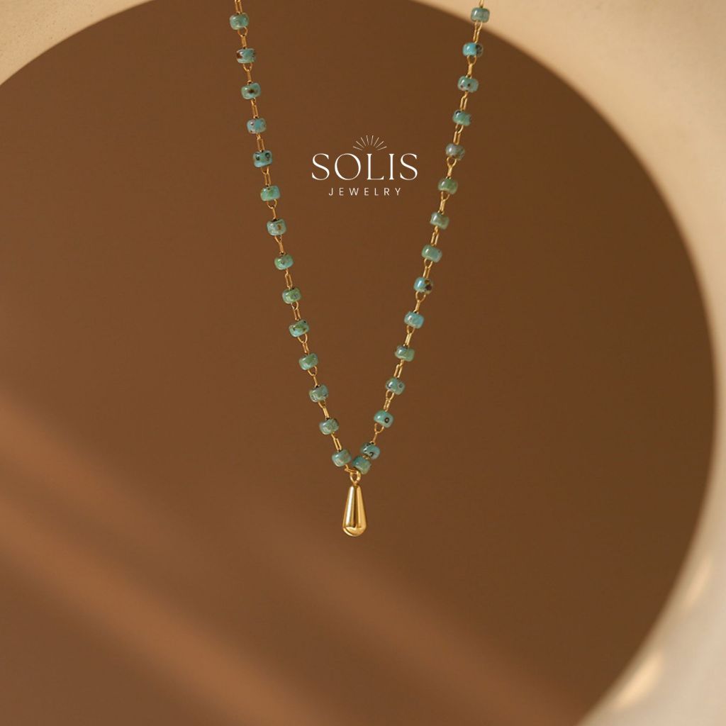 * 𝐒𝐎𝐋𝐈𝐒 *สร้อยคอพร้อมจี้หยดน้ำลูกปัดสีเขียวย้อนยุค • เครื่องประดับไม่ทำให้เสื่อมเสียกันน้ำ • ชุบทอง 18K 316L สร้อยคอเหล็กไทเทเนียมสแตนเลสสำหรับผู้หญิง NL173