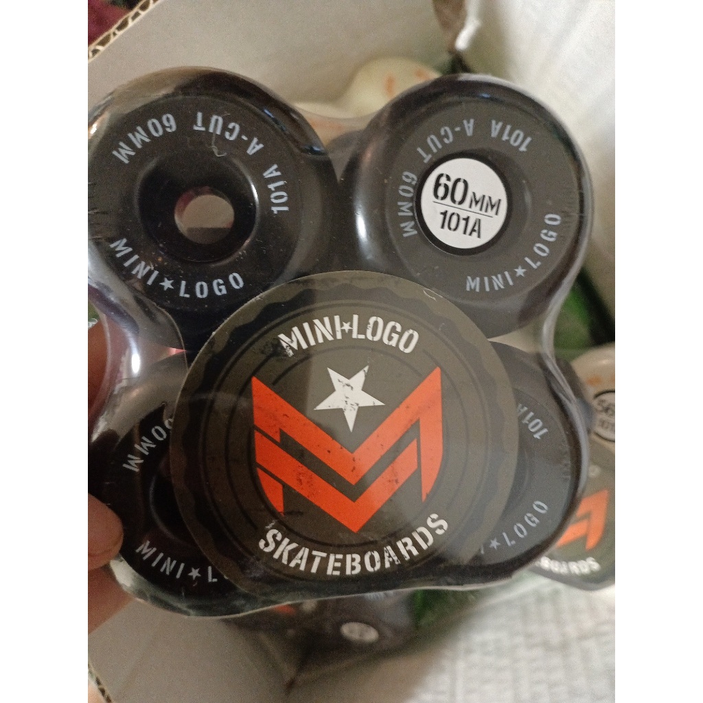 ล้อสเก็ตบอร์ดสีดํา MINILOGO SKATE WHEEL USA ยี่ห้อ 4PCS 90A 101A สเก็ตบอร์ด PRO HARD WHEEL
