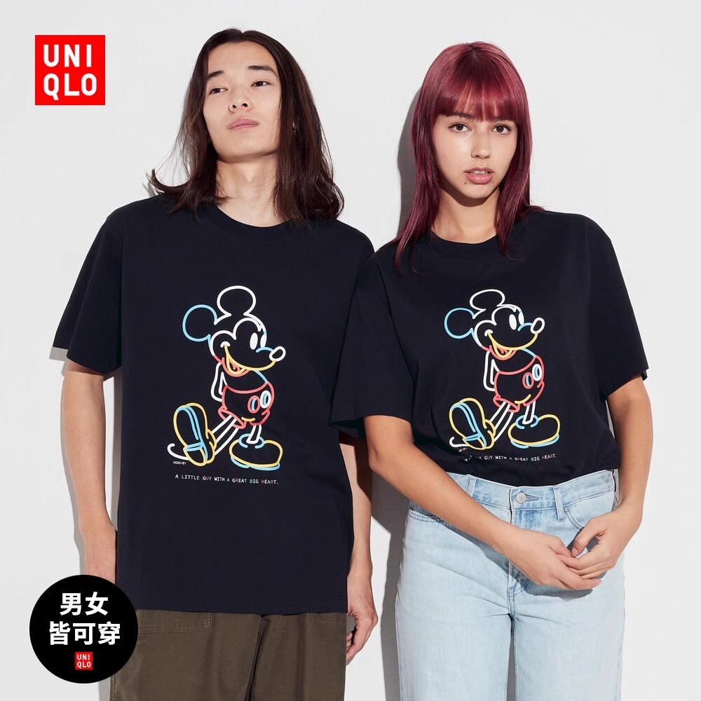 เสื้อยืดพิมพ์ลาย Uniqlo สําหรับผู้ชายและผู้หญิง (UT) Mickey Stands (แขนสั้นใหม่) 468894