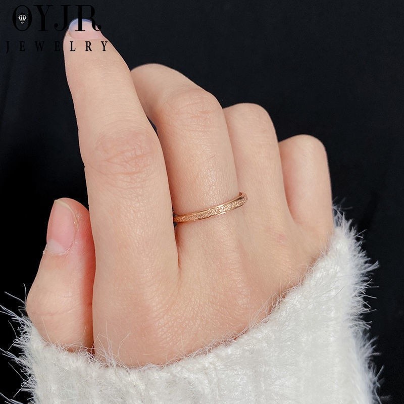 OYJR แหวนสแตนเลส แหวนทรายเรียบๆแฟชั่นสำหรับผู้หญิง - รูปที่ 4
