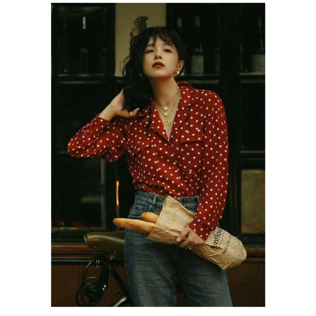 Mili Retro ชุด 2024 ฤดูใบไม้ผลิฤดูร้อนสไตล์ฮ่องกง Retro สีแดง Polka Dot แขนยาว Retro เสื้อสไตล์ฮ่องกง Vintage All-Match Top เสื้อชีฟองครีมกันแดด