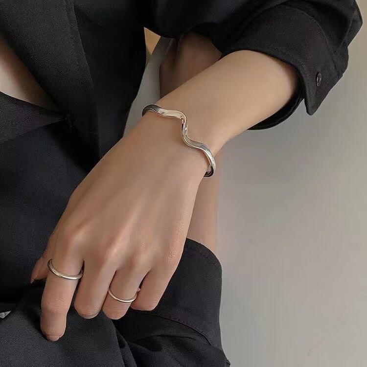 สร้อยข้อมือ จี้รูปโมบิส สีเงิน เหมาะกับของขวัญวันเกิด สไตล์เกาหลี สําหรับผู้หญิง และนักเรียน
