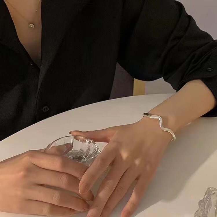 สร้อยข้อมือ จี้รูปโมบิส สีเงิน เหมาะกับของขวัญวันเกิด สไตล์เกาหลี สําหรับผู้หญิง และนักเรียน
