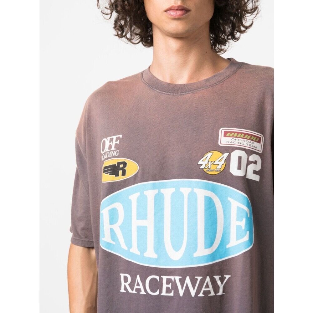 RHUDE RACEWAY TEE การออกแบบการพิมพ์โลโก้ธีมแข่งในเสื้อยืดแขนสั้นภาษาอังกฤษสไตล์วินเทจซักเพื่อให้เสื้