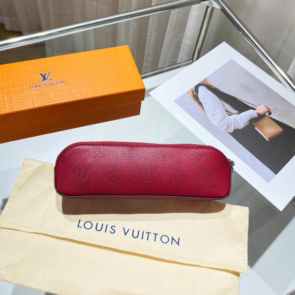 【พร้อมกล่อง】พร้อมส่ง ของแท้ 100% Louis-Vuitto L-V ใหม่ กระเป๋าปากกาหนัง พิมพ์ลาย กล่องเครื่องเขียนนักเรียน