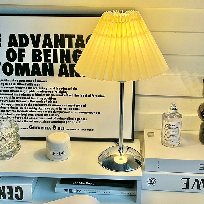 DDORIA โคมไฟตั้งโต๊ะ LED โลหะโคมไฟข้างเตียง Nightstand 3 สีพร้อมโคมไฟจีบผ้าสำหรับห้องนอนห้องนั่งเล่น