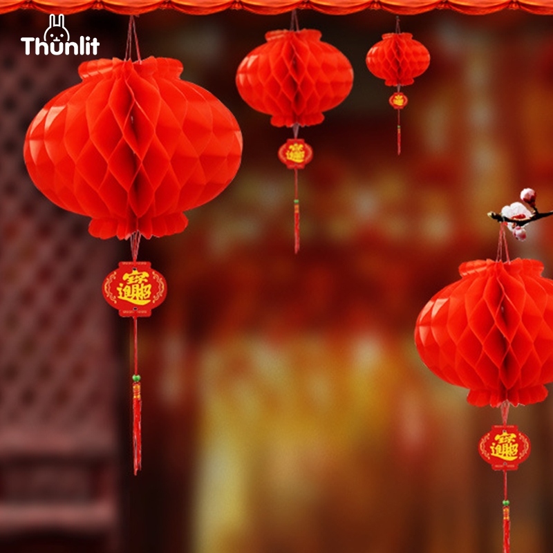 Thunlit โคมไฟกระดาษ แบบหนา ลายรังผึ้ง สีแดง กันน้ํา สําหรับแขวนตกแต่งเทศกาลตรุษจีน 2024