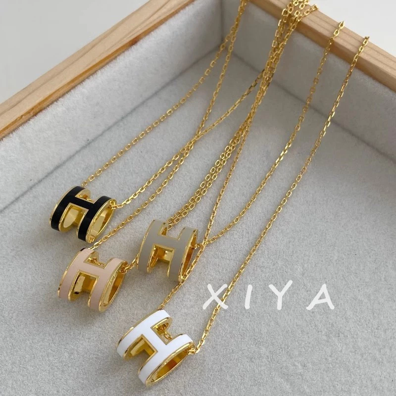 XIYA สร้อยคอไทเทเนียม จี้ตัวอักษร H เข้ากับทุกการแต่งกาย