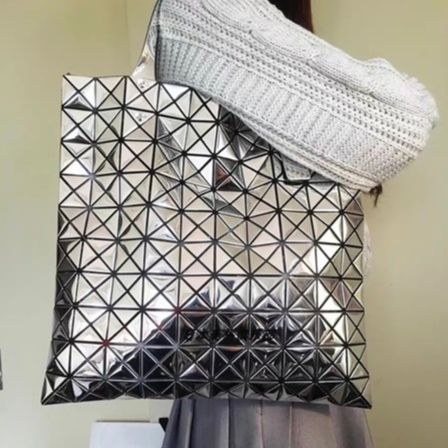 【ของแท้จากร้านค้าพิเศษ】 Issey Miyake Bao Bao matte frosted tote bag Geometrical Motif the latest fashionable กระเป๋าผู้หญิง ความจุขนาดใหญ่