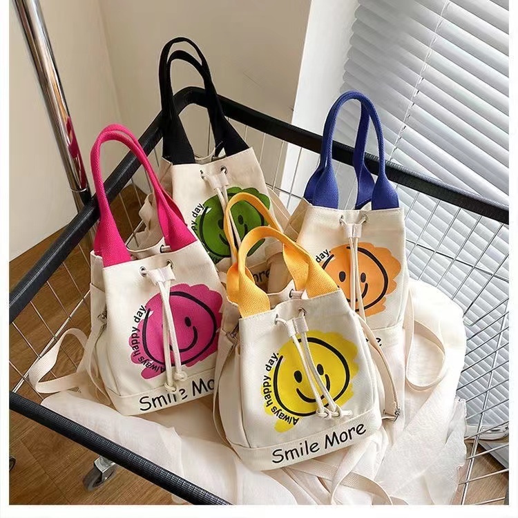 เทศกาลสงกรานต์【จัดส่งจากประเทศไทย】 พร้อมส่ง กระเป๋าสะพายไหล่ ผ้าแคนวาส ระดับไฮเอนด์ สไตล์ยุโรป และอเมริกา สําหรับผู้หญิง และนักเรียน