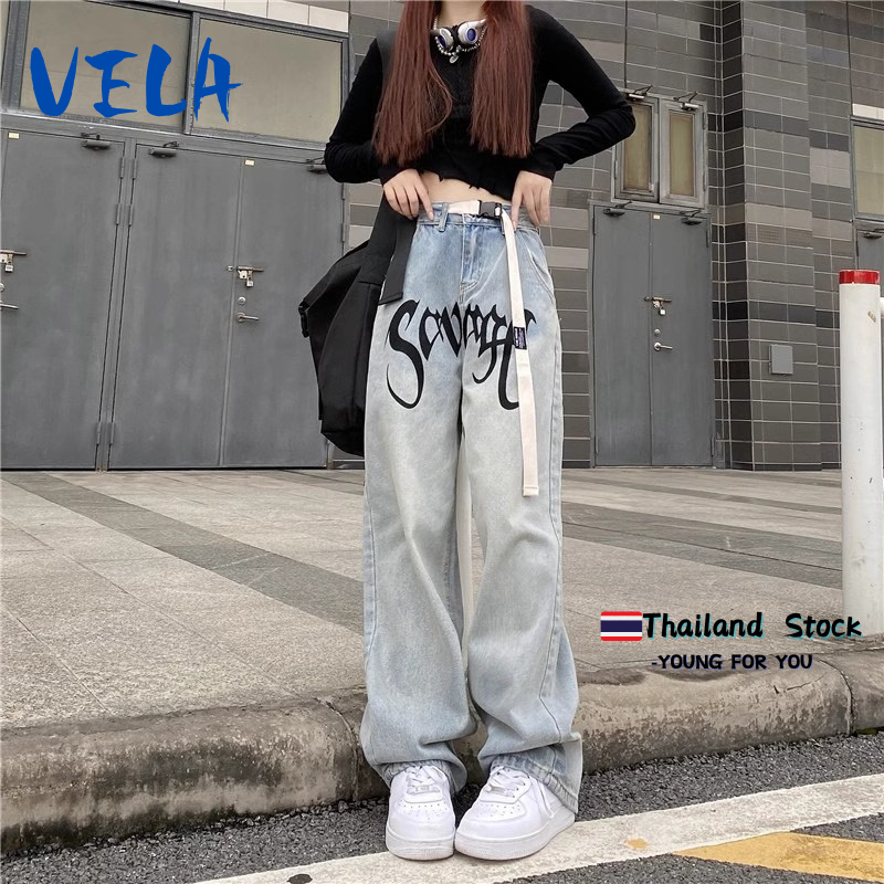 Vela กางเกงยีนส์ผู้หญิง ตัวอักษรที่พิมพ์ หลวม ทรงตรง  กางเกงเต้นรำ ไม่รวมเข็มขัด สไตล์ไฮสตรีท สไตล์อ