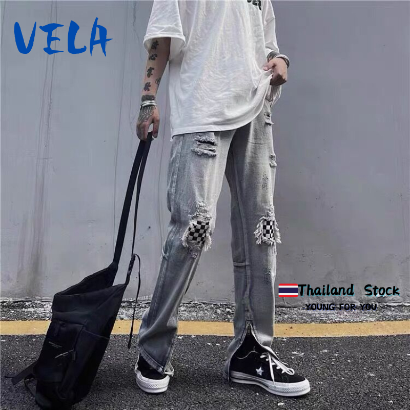 Vela กางเกงยีนส์ผู้ชาย ทรงตรง แตกซ่อม กางเกงขายาว สบาย แสดงผอม ทรงเข้ารูป ลายตารางหมากรุก มีซิปด้านข้าง วินเทจ สไตล์อเมริกัน สไตล์เดียวกันสำหรับผู้ชายและผู้หญิง สตรีท แสดงผอม ขนาดใหญ่ มีไซส์