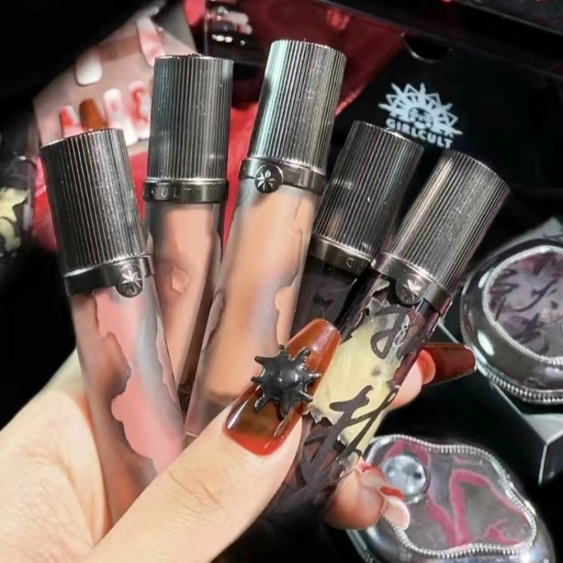 Girlcult Four Great inventions ลิปสติก เนื้อแมตต์กํามะหยี่ สีแดง ฤดูใบไม้ร่วง และฤดูหนาว