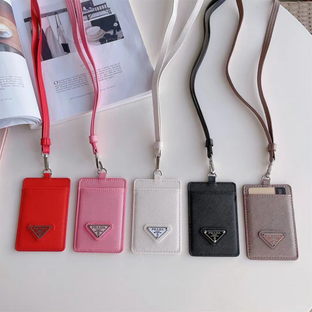 สินค้าพร้อมส่ง. แบรนด์แฟชั่น PRD. หนัง. ลายนูน / ลายไขว้ กระเป๋าใส่บัตร แบบบางพิเศษ และเชือกแขวนยาว สามารถใส่บัตรได้
