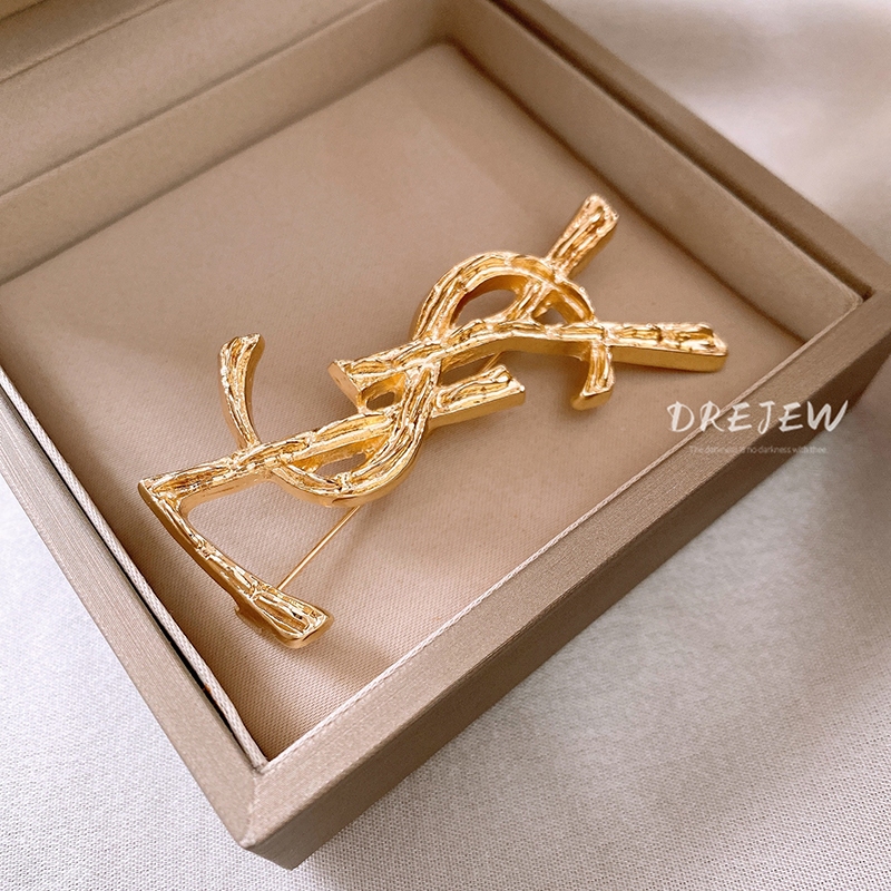 DREJEW สไตล์ฝรั่งเศส เบา หรูหรา ตัวอักษร เข็มกลัด แฟชั่น เรียบง่าย สูท เข็มกลัดอารมณ์ เบา หรูหรา ระดับไฮเอนด์ เครื่องประดับหน้าอก