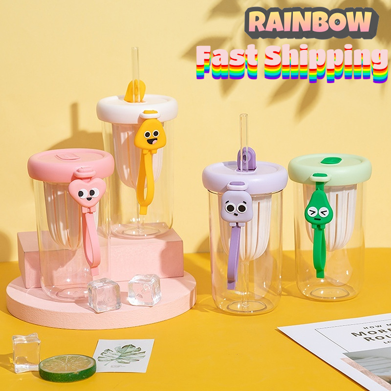 RAINBOW CUP จัดส่งจากท้องถิ่น 2024 รุ่นใหม่ แก้วน้ําพลาสติก 500ml ตุ๊กตาแสดงออกซิลิโคนน่ารัก พร้อมหลอดดูดแก้ว สําหรับนักเรียน สติ๊กเกอร์ฟรี