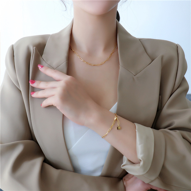สร้อยข้อมือ เหล็กไทเทเนียม ทอง 18K ทรงสี่เหลี่ยม ขนาดเล็ก ไม่ซีดจาง เรียบง่าย เข้ากับทุกการแต่งกาย สําหรับแฟนสาว