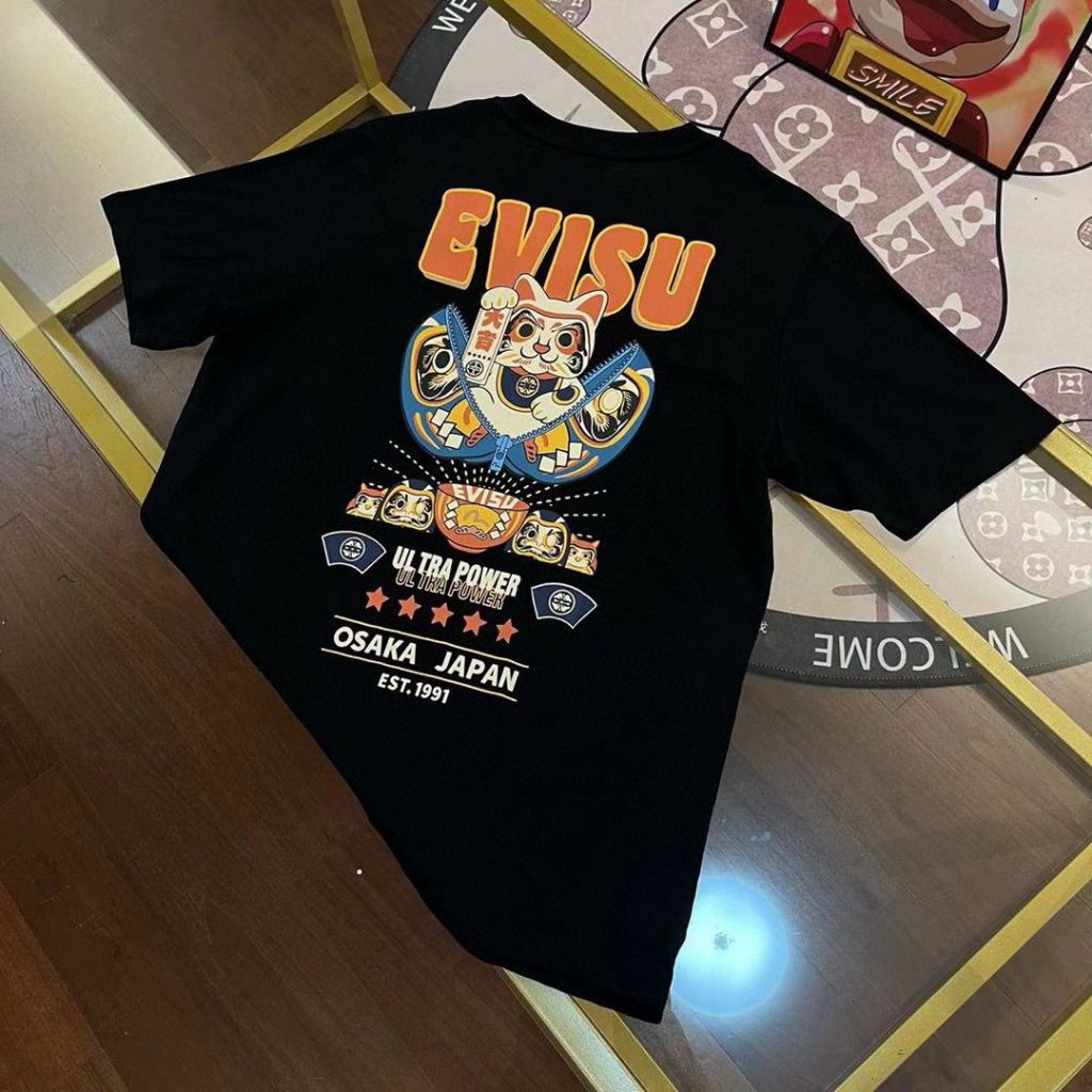 เสื้อคอกลม แขนสั้น พิมพ์ลายแมวนําโชค EV Fu Shen Lucky แฟชั่นฤดูร้อน 2024