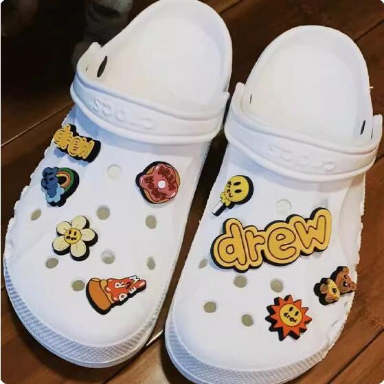 ใหม่รองเท้าหลุมรองเท้าเครื่องประดับดอกไม้รองเท้าหัวเข็มขัดอุปกรณ์เสริมรองเท้าตกแต่งหัวเข็มขัดทําเองการ์ตูน Zhibixing Pokémon Snoopy Minions drew Series - รูปที่ 2