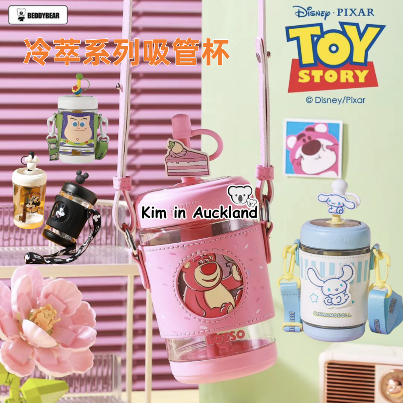 เกาหลี BEDDYBEAR ถ้วยน้ำเด็กถ้วยดูดเย็นสำหรับเด็กพร้อมสายคล้องไหล่ขวดน้ำสุนัขหูใหญ่นักเรียนฤดูร้อนกลางแจ้งกันกระแทกการ์ตูนขวดน้ำดื่มแบบพกพามิกกี้มินนี่ถ้วยพลาสติกความจุขนาดใหญ่
