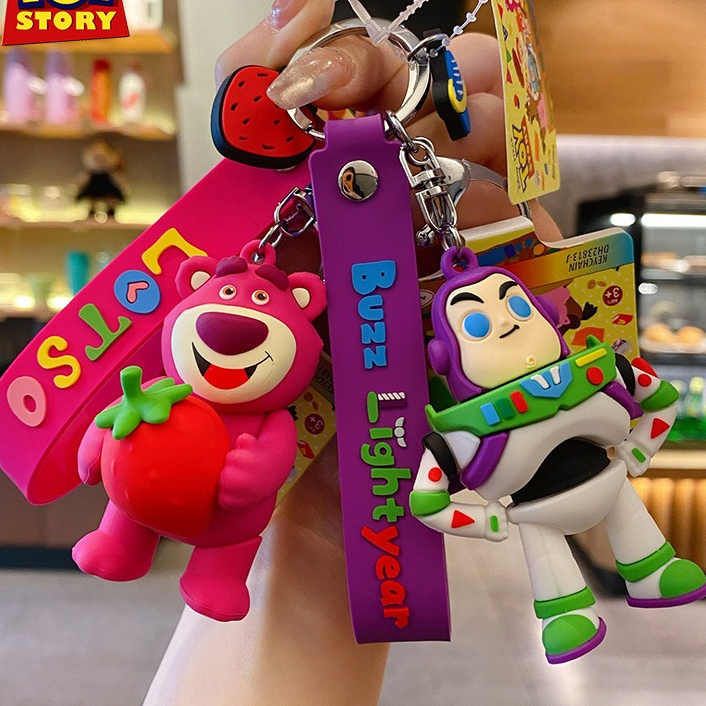 Coffeejoy ของแท้ Toy Story สตรอเบอร์รี่ หมี Buzz Lightyear พวงกุญแจ การ์ตูน สามตา ตุ๊กตา พวงกุญแจ กระเป๋า จี้ ของขวัญ