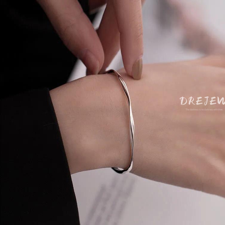 DREJEW สร้อยข้อมือแฟชั่น แบบเกลียว เรียบง่าย ระดับไฮเอนด์ ใหม่ การออกแบบเฉพาะ อินเทรนด์ สไตล์เย็น เครื่องประดับมือ สําหรับผู้หญิง