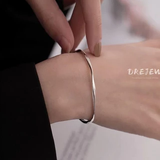 DREJEW สร้อยข้อมือแฟชั่น แบบเกลียว เรียบง่าย ระดับไฮเอนด์ ใหม่ การออกแบบเฉพาะ อินเทรนด์ สไตล์เย็น เครื่องประดับมือ สําหรับผู้หญิง