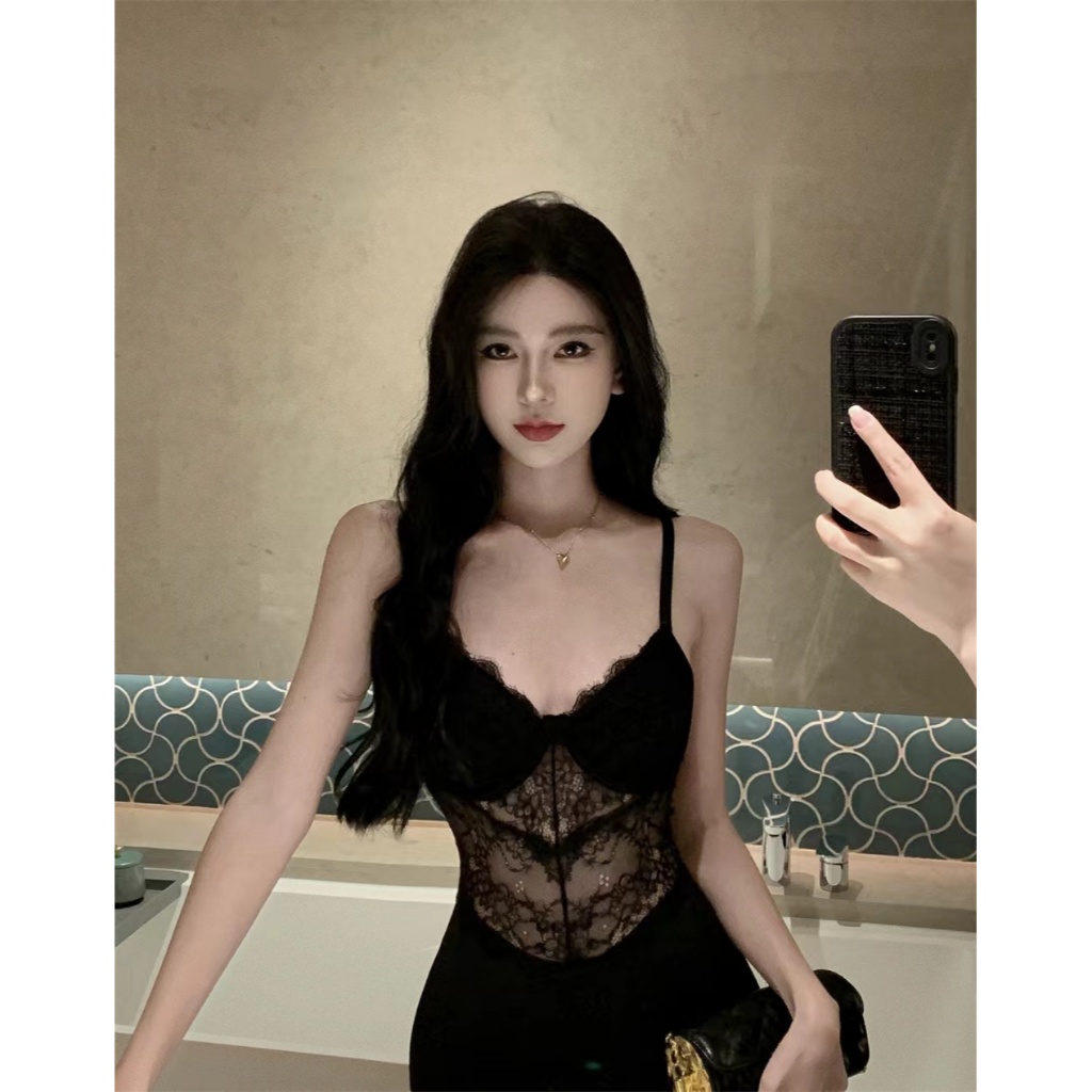 【สินค้าจัดส่งทันที】ชุดเดรสสายเดี่ยว ผ่าข้าง แต่งลูกไม้ สีดํา เซ็กซี่