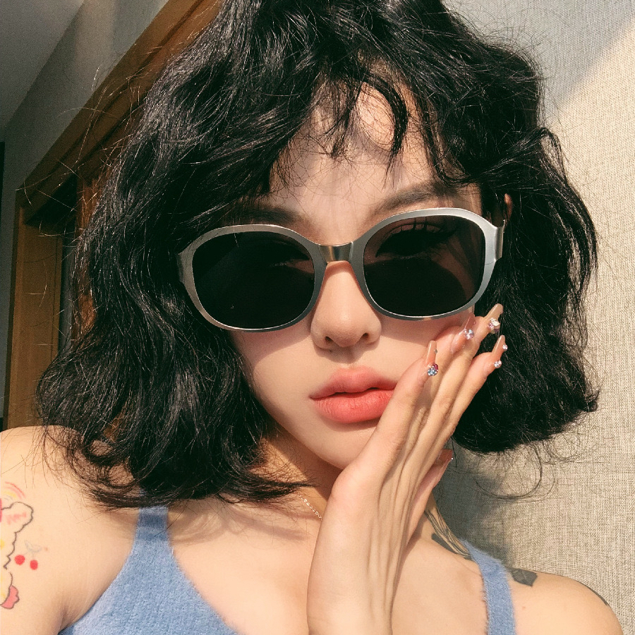 แว่นตากันแดด กรอบโลหะ ป้องกันรังสีอัลตราไวโอเลต ขนาดใหญ่ สไตล์เรโทร สําหรับผู้หญิง - รูปที่ 3