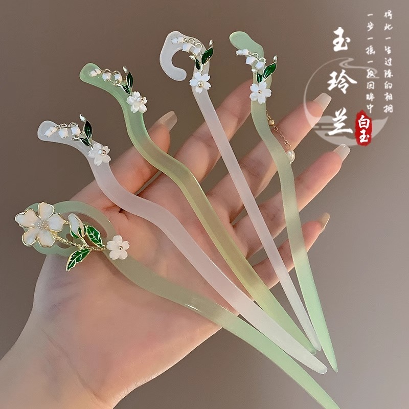 ที่ประดับผมทรงดั้งด้านหลังแบบง่ายๆ ด้วยลูกปัดไข่มุกและลูกปัด