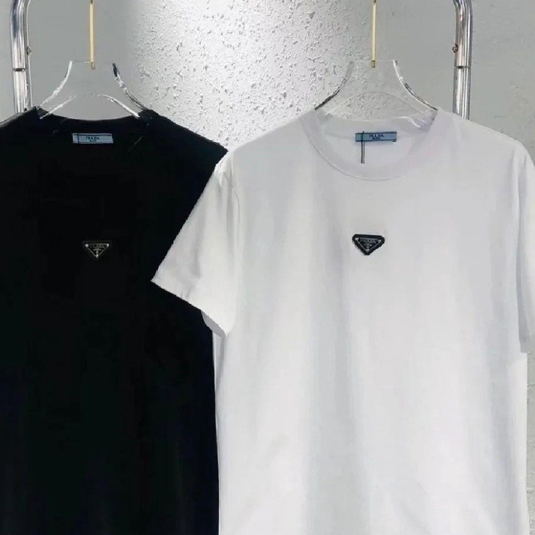 เสื้อยืดแขนสั้น ผ้าฝ้ายแท้ พิมพ์ลายโลโก้ฉลากโลหะ ทรงสามเหลี่ยม หรูหรา คุณภาพสูง สําหรับผู้ชาย และผู้หญิง