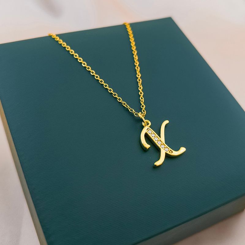 ใหม่ สร้อยคอโซ่เหล็กไทเทเนียม ทอง 18K จี้ตัวอักษร 26 ตัว ไม่จางหาย เรียบง่าย แฟชั่น สําหรับคู่รัก - รูปที่ 3