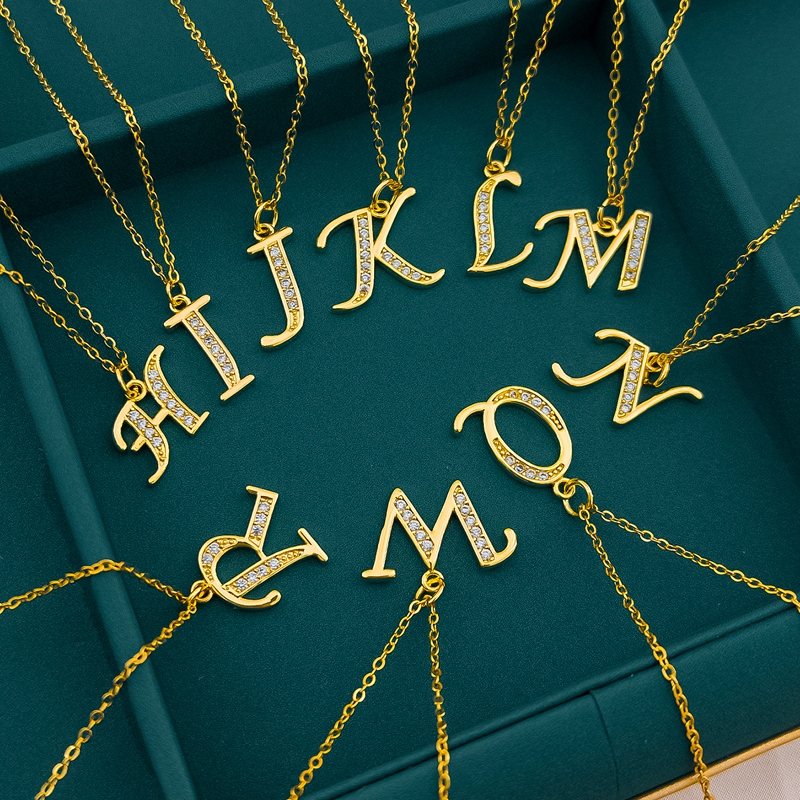 ใหม่ สร้อยคอโซ่เหล็กไทเทเนียม ทอง 18K จี้ตัวอักษร 26 ตัว ไม่จางหาย เรียบง่าย แฟชั่น สําหรับคู่รัก