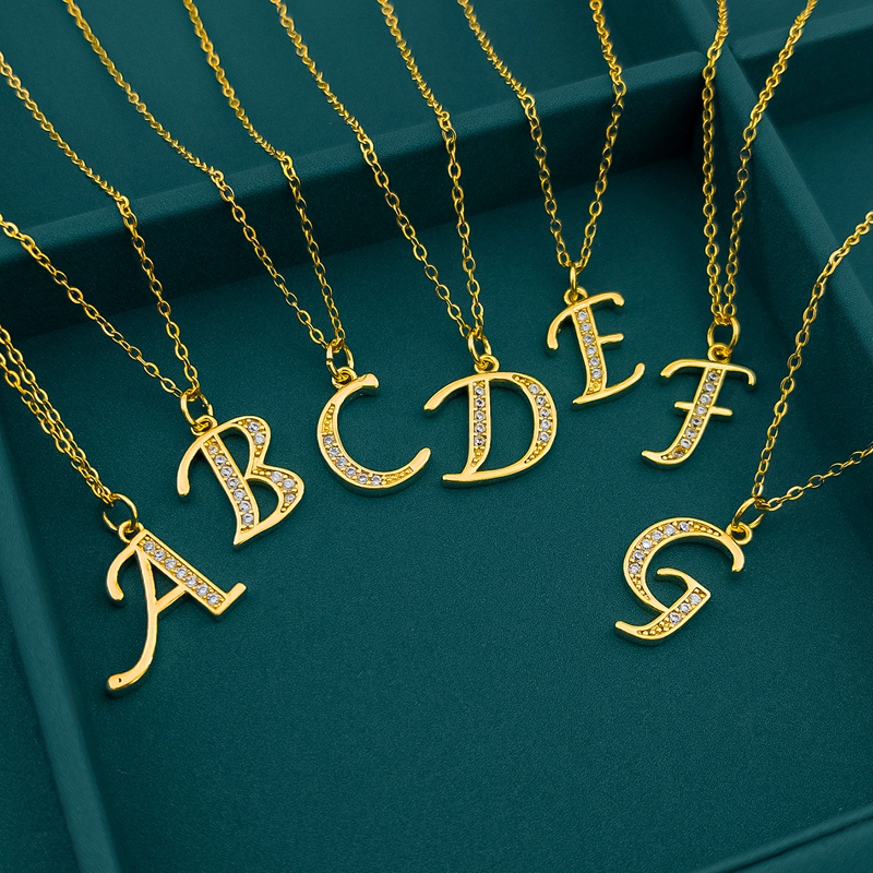 ใหม่ สร้อยคอโซ่เหล็กไทเทเนียม ทอง 18K จี้ตัวอักษร 26 ตัว ไม่จางหาย เรียบง่าย แฟชั่น สําหรับคู่รัก - รูปที่ 5