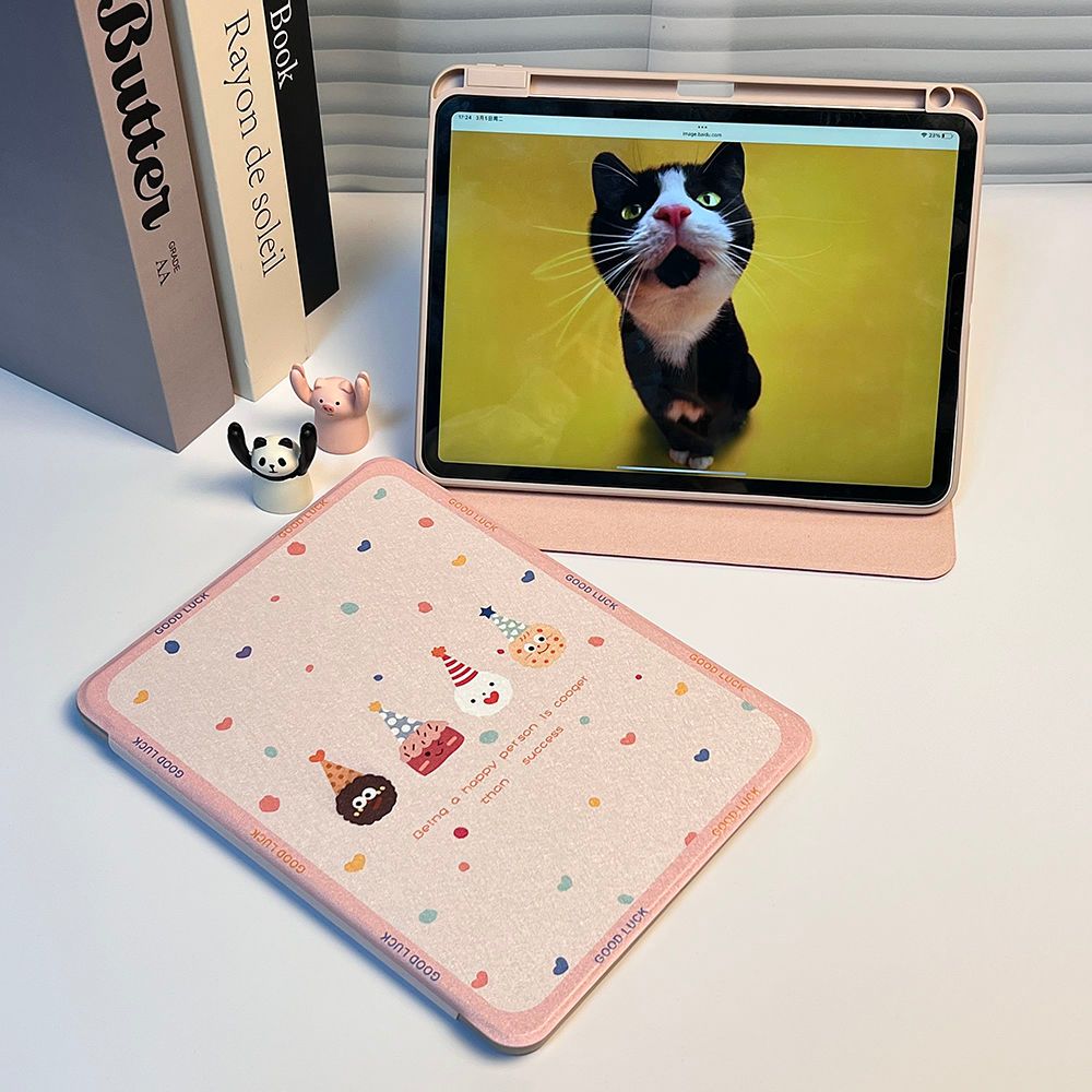 เคส iPad แม่เหล็กแบบหมุนได้ 360 พร้อมช่องเสียบปากกาเข้ากันได้กับ iPad Pro 2022/2021/2020 11 นิ้ว AIR3 10.5 ''iPad 10th 2022 10.9 '9th 8th 7th10.2' AIR5 4 10.9' รุ่นปลอกการ์ตูนน่ารักแบบเรียบง่ายป้องกันการโค้งงอขอบนุ่ม ฝาครอบอะคริลิคอะคริลิค