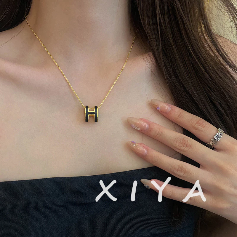XIYA สร้อยคอไทเทเนียม จี้ตัวอักษร H เข้ากับทุกการแต่งกาย thumbnail 3