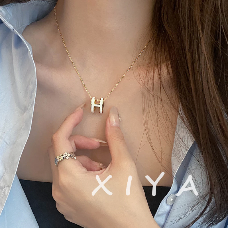 XIYA สร้อยคอไทเทเนียม จี้ตัวอักษร H เข้ากับทุกการแต่งกาย thumbnail 5
